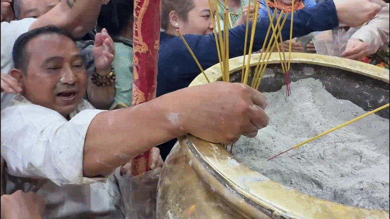 chen-nhau-boc-tro-cau-may-o-chua-ba-thien-hau