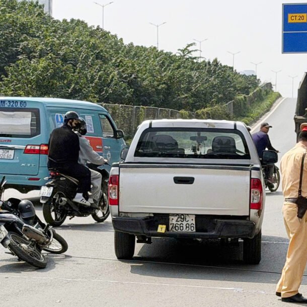 tai-xe-xe-ban-tai-co-tinh-chen-nga-ba-nguoi-di-xe-may-bi-tam-giu