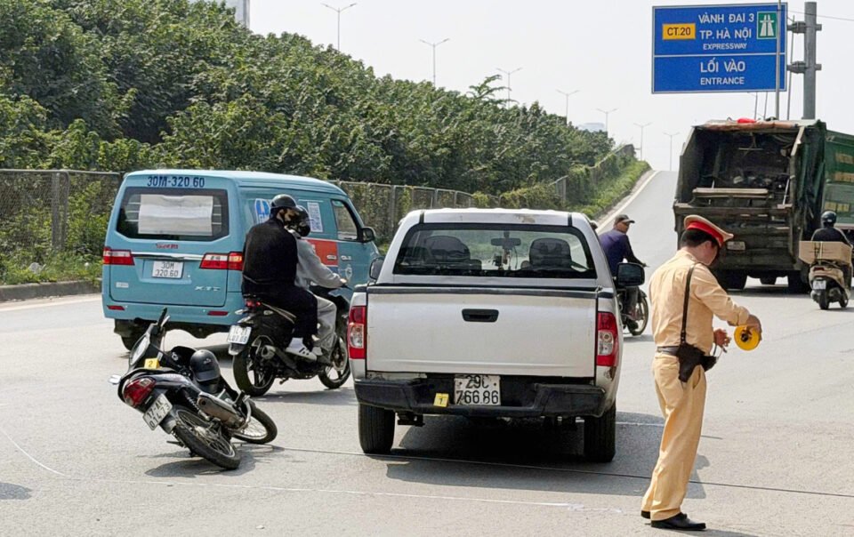 tai-xe-xe-ban-tai-co-tinh-chen-nga-ba-nguoi-di-xe-may-bi-tam-giu