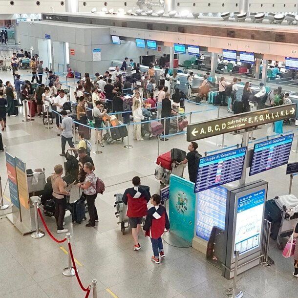 nhieu-khach-viet-thap-thom-cho-bay