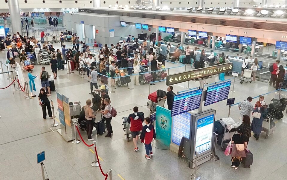 nhieu-khach-viet-thap-thom-cho-bay