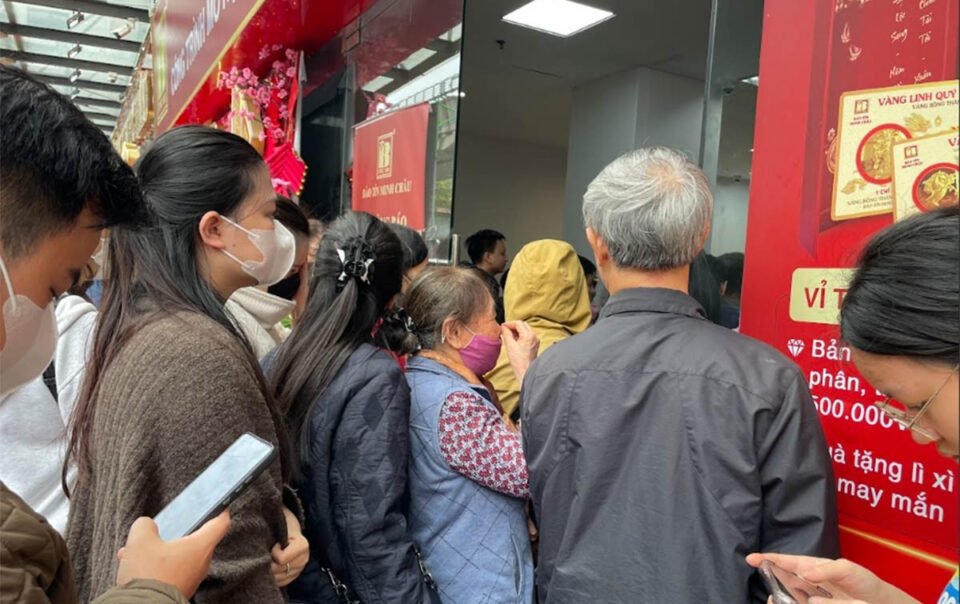 xep-hang-nhieu-gio-mua-vang-vi-tin-'dong-la-gia-con-tang'