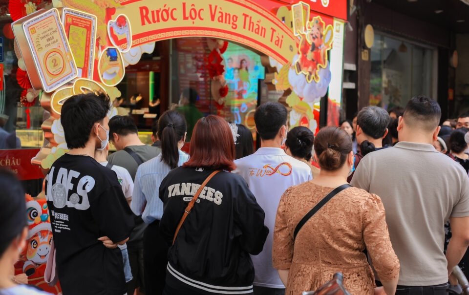 vang-len-sat-191-trieu-dong/luong,-chen-nhau-di-mua-'khong-quan-tam-gia'