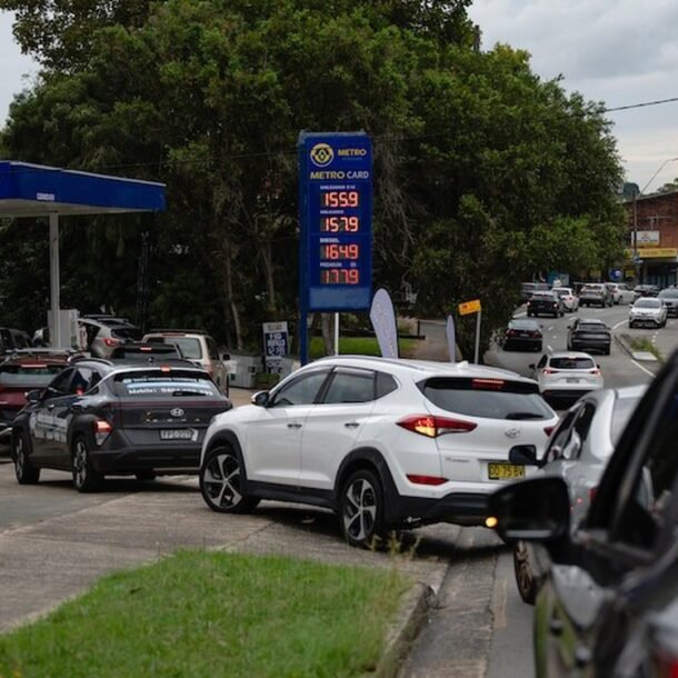 nguoi-dan-anh,-uc-do-xo-tich-tru-xang,-tai-xe-myanmar-tran-sang-thai-lan-tiep-nhien-lieu