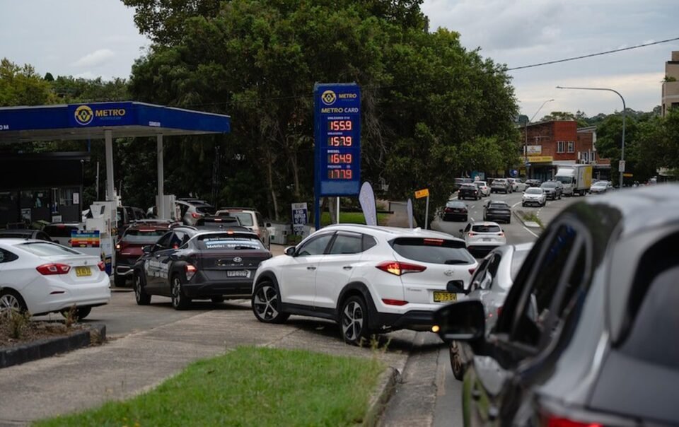 nguoi-dan-anh,-uc-do-xo-tich-tru-xang,-tai-xe-myanmar-tran-sang-thai-lan-tiep-nhien-lieu