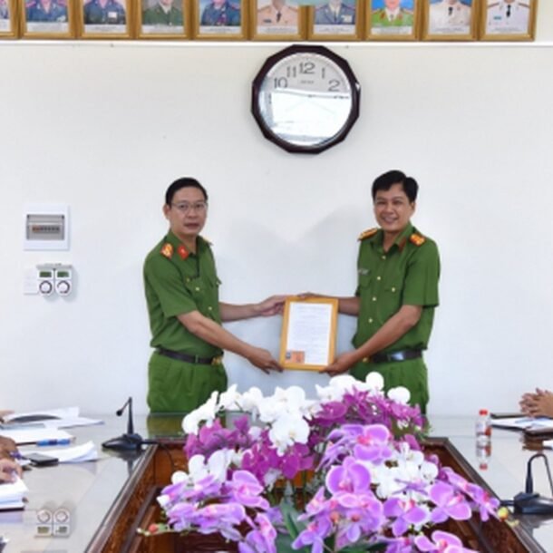 trung-ta-cong-an-duoc-cong-nhan-thuong-binh-sau-khi-bi-thuong-trong-luc-bat-toi-pham