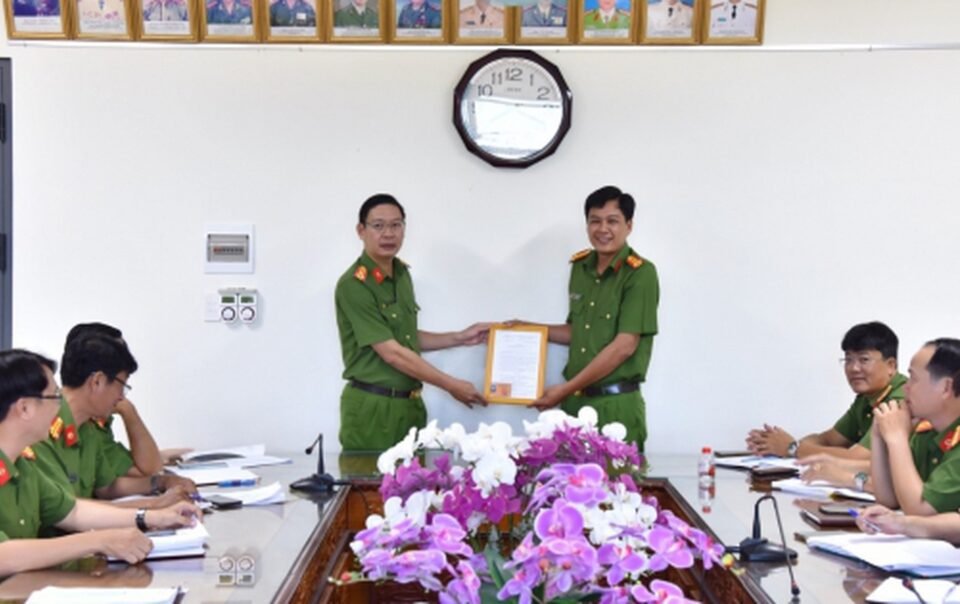 trung-ta-cong-an-duoc-cong-nhan-thuong-binh-sau-khi-bi-thuong-trong-luc-bat-toi-pham