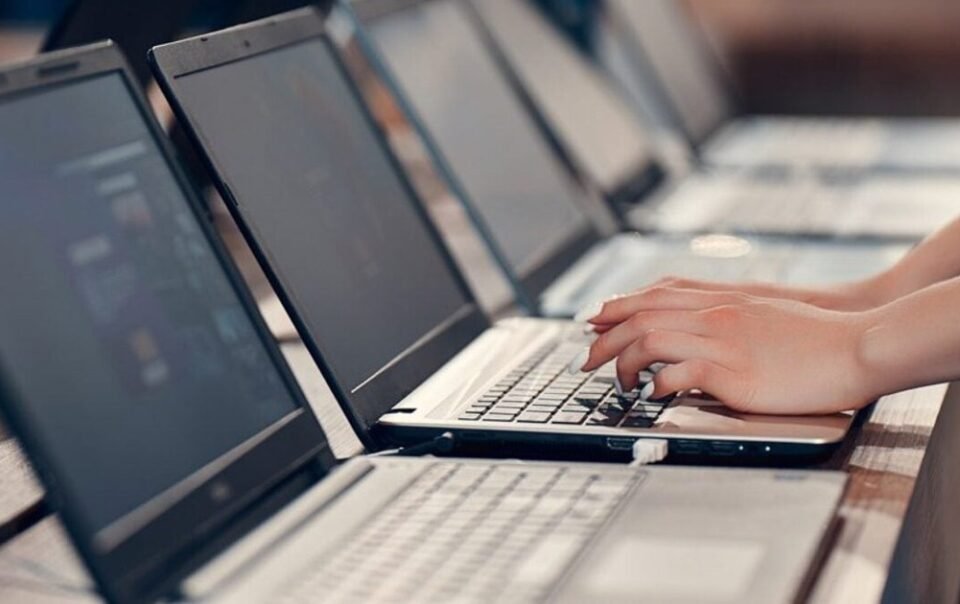 ly-do-khong-nen-chan-chu-neu-dinh-mua-laptop-o-thoi-diem-hien-tai