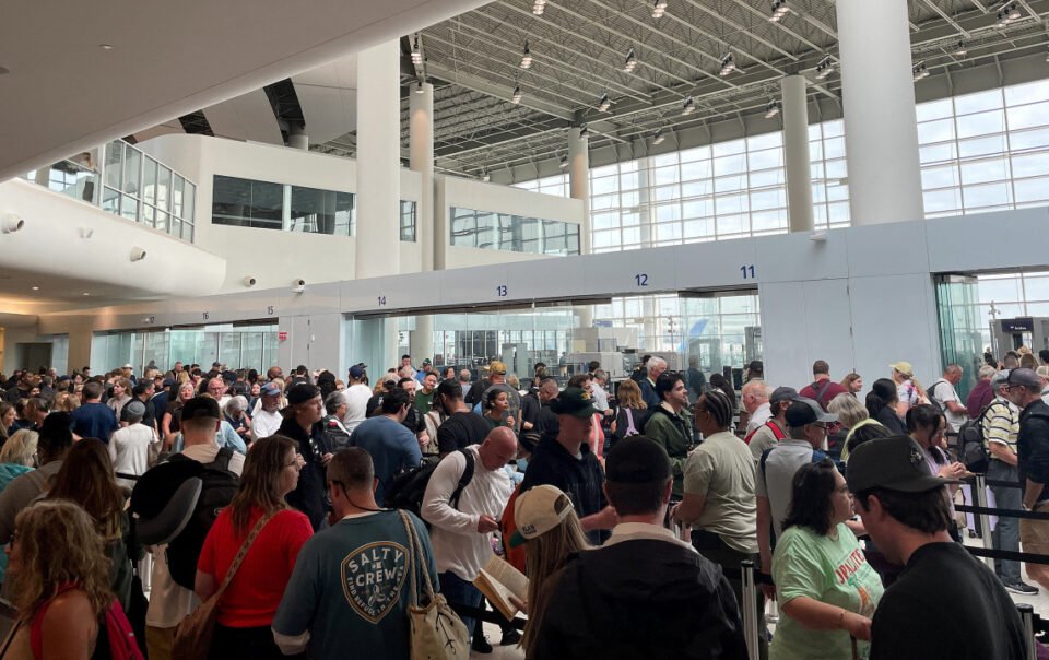 xep-hang-cho-hon-ba-tieng-vi-loat-san-bay-my-thieu-nhan-vien-an-ninh