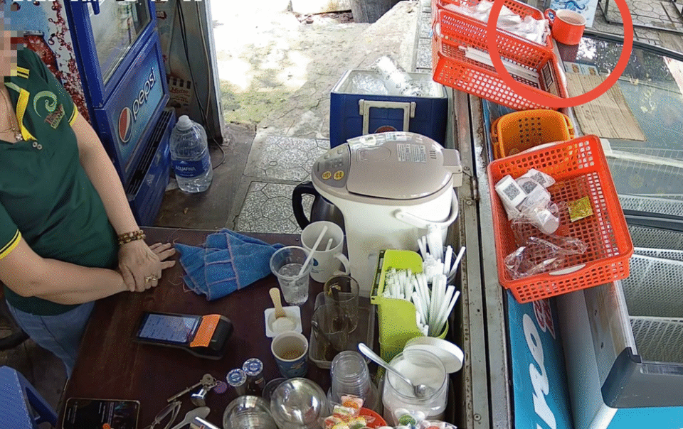 thuc-hu-vu-me-xin-nuoc-nong-pha-sua-cho-con-o-thao-cam-vien-sai-gon