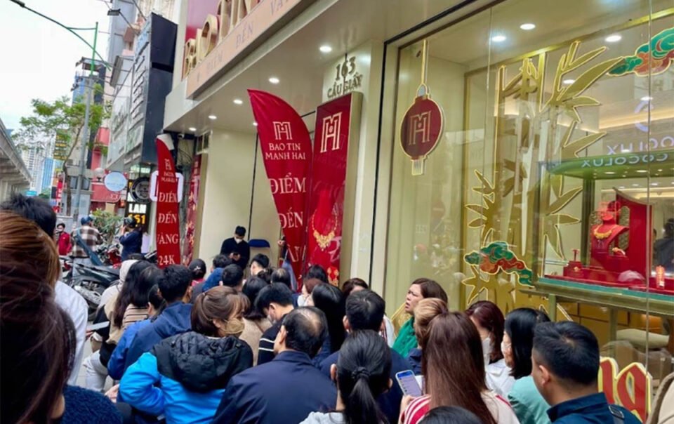 gia-xang-dau-tang-phi-ma;-xep-hang-nhieu-gio-mua-vang