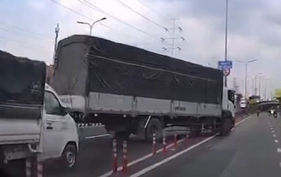 xu-phat-tai-xe-xe-tai-can-coc-tieu-chuyen-lan-sai-quy-dinh-tren-duong-do-muoi