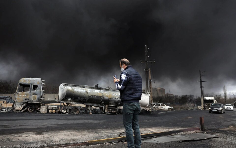 ‘mua-den’-roi-xuong-iran-sau-loat-khong-kich,-chuyen-gia-canh-bao-nguy-hiem-hon-mua-axit