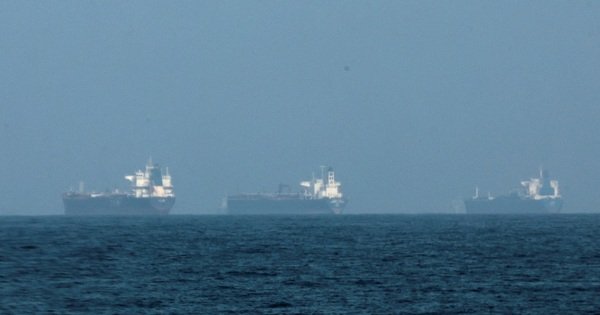 chien-su-iran-thoi-b&ugrave;ng-con-sot-dau-to&agrave;n-cau,-nhieu-nuoc-khan-cap-ung-ph&oacute;