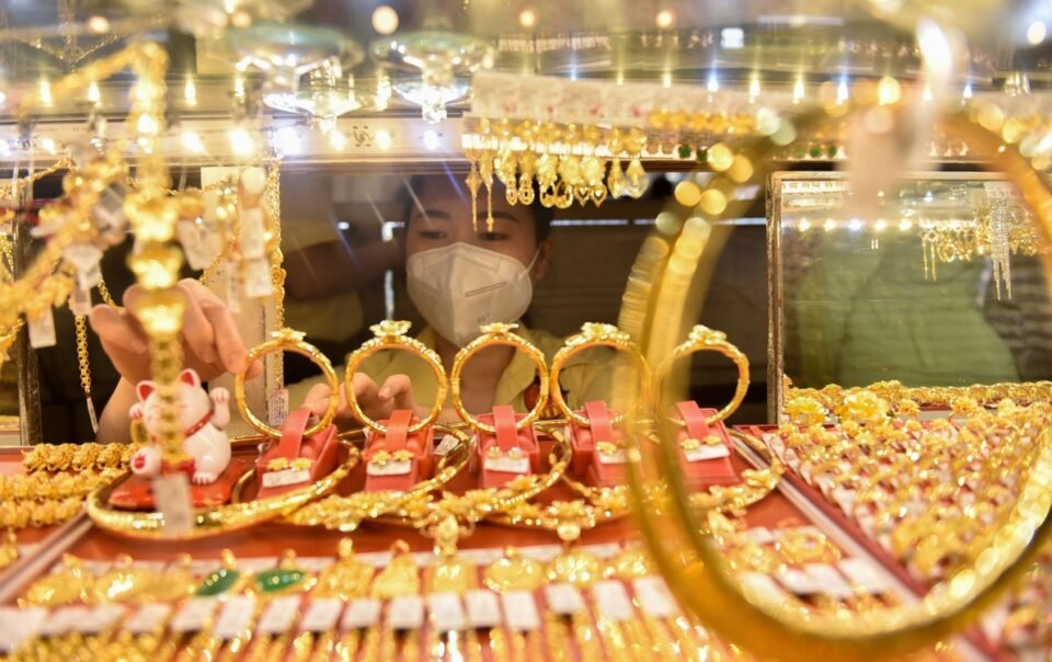 gia-vang-the-gioi-giam-sau,-trong-nuoc-giam-gan-2-trieu-dong/luong