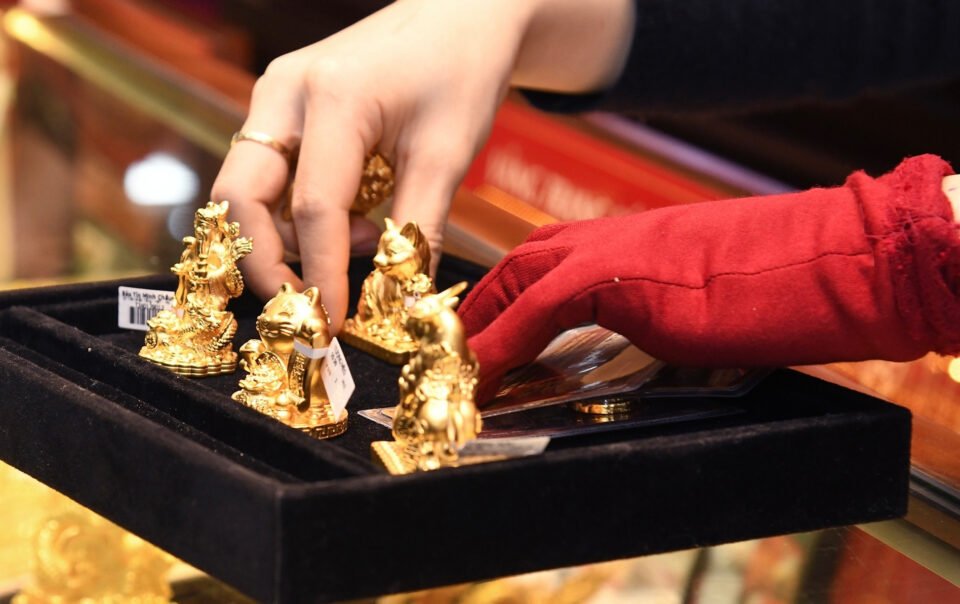 gia-vang-hom-nay-7/3/2026:-vang-mieng-sjc-tang-hon-1-trieu-dong/luong