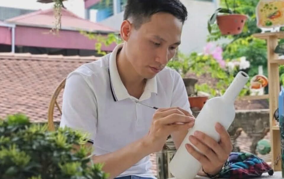 lan-toa-tren-mang-xa-hoi:-thay-giao-bien-rac-thanh-tac-pham-nghe-thuat