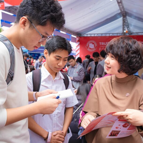 truong-dai-hoc-ngoai-thuong-dieu-chinh-quy-doi-diem-ielts,-sat,-a-level