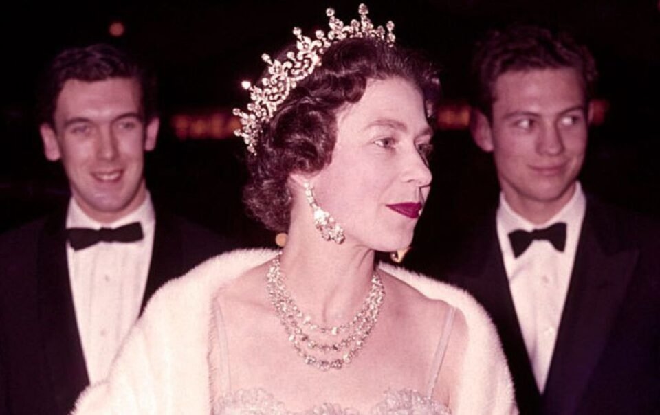 vien-kim-cuong-lon-nhat-the-gioi-da-hien-dien-o-hoang-gia-anh-nhu-the-nao?