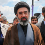 lanh-tu-toi-cao-iran-‘bi-thuong-o-chan-va-tay’-nhung-van-on