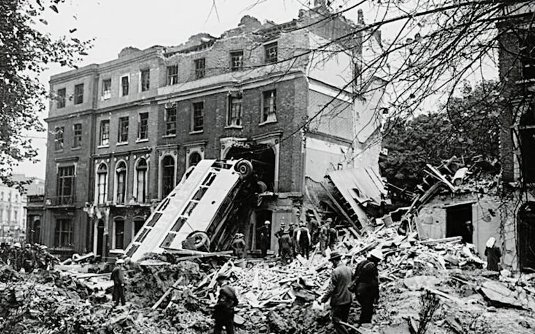 nem-bom:-lich-su-ac-mong-cua-chien-tranh-–-ky-3:-dai-bang-duc-va-chien-dich-su-tu-bien