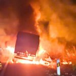 xe-tai-dang-chay-bat-ngo-boc-chay-du-doi-tren-cao-toc