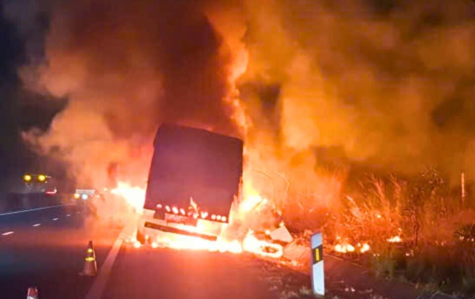 xe-tai-dang-chay-bat-ngo-boc-chay-du-doi-tren-cao-toc