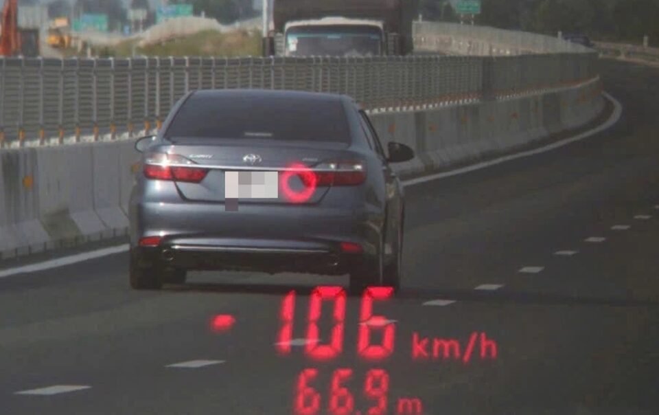 hang-chuc-o-to-chay-qua-toc-do-tren-cao-toc-can-tho-–-hau-giang