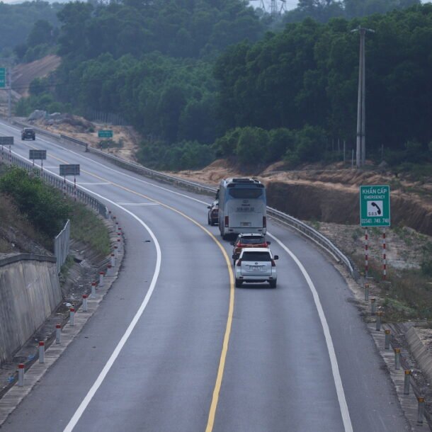 dieu-chinh-toc-do-toi-da-tren-cao-toc-cam-lo-–-la-son