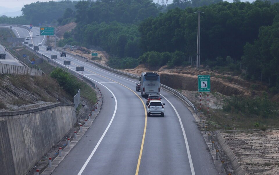 dieu-chinh-toc-do-toi-da-tren-cao-toc-cam-lo-–-la-son