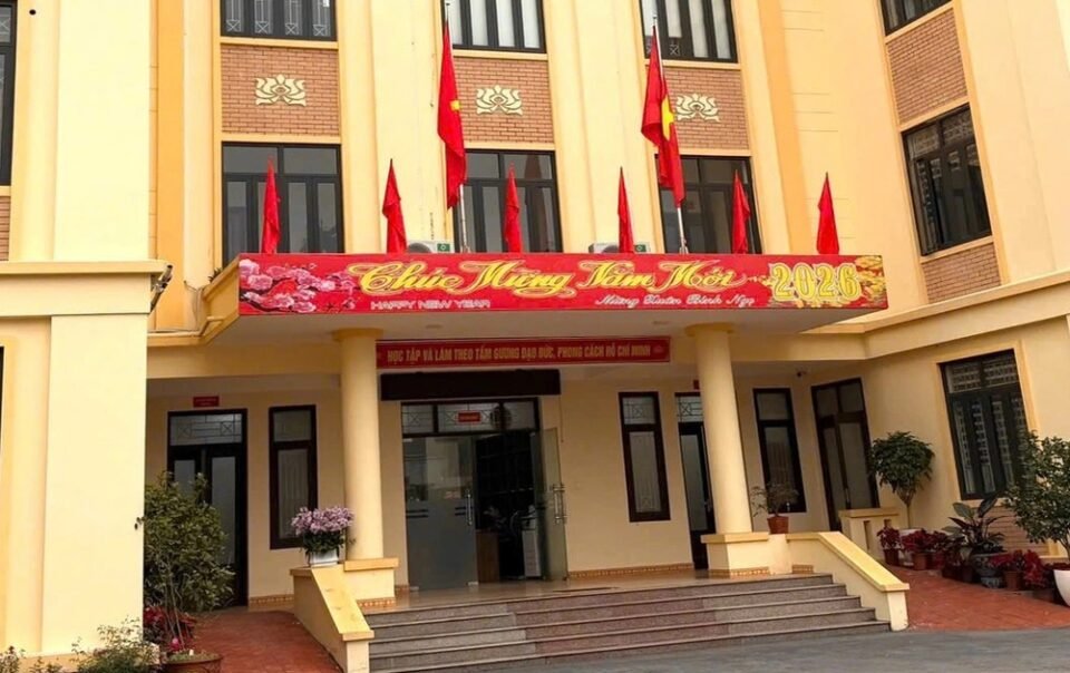 cham-xu-ly-ho-so,-4-can-bo-phuong-bi-dinh-chi-cong-tac