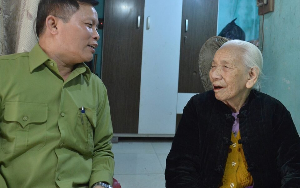 cu-tri-104-tuoi-o-ha-noi-quyet-chong-gay-di-bo-phieu-ngay-bau-cu