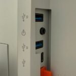 cong-usb-tren-man-hinh-co-the-lam-duoc-nhieu-hon-chung-ta-nghi