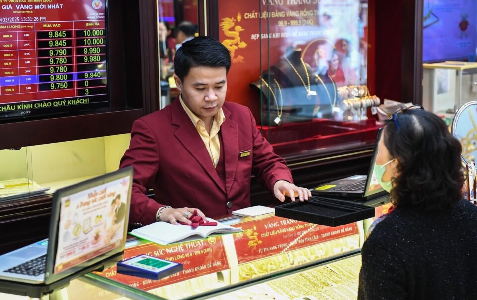 gia-vang-hom-nay-17/3/2026:-vang-mieng-sjc-va-nhan-giam-con-hon-182-trieu/luong
