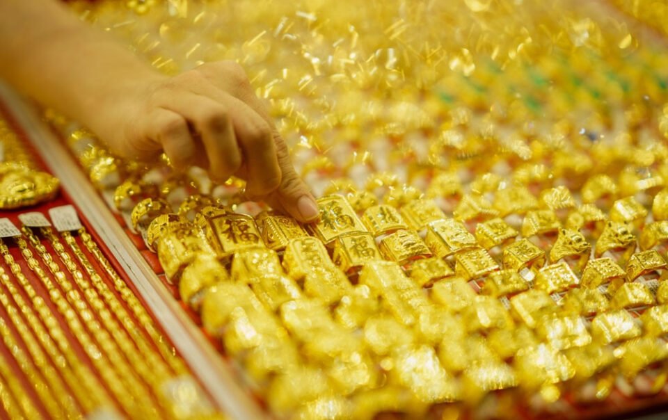 gia-vang-hom-nay-18/3/2026-roi-xuong-duoi-5.000-usd,-sjc-va-nhan-van-cao-chot-vot