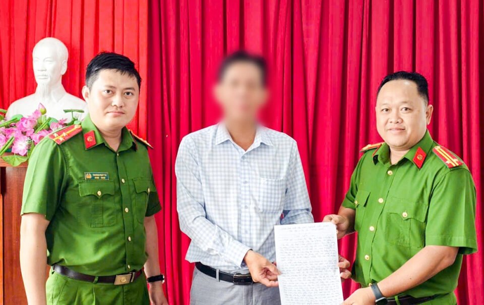 chuyen-khoan-nham-gan-1-ty-dong,-nguoi-dan-ong-duoc-cong-an-hai-tinh-giup-lay-lai