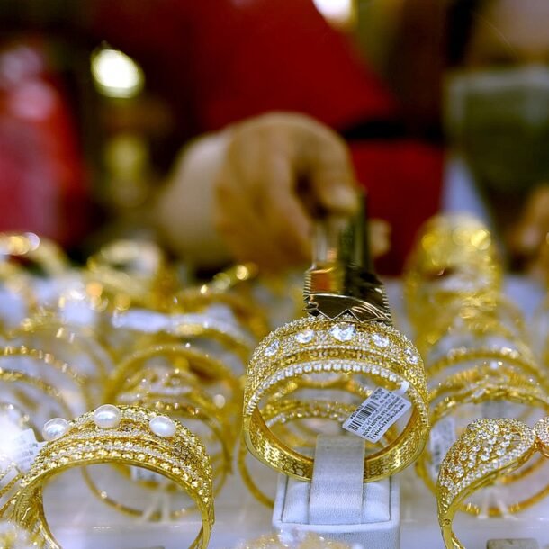 gia-vang-trong-nuoc-neo-cao,-‘lac-nhip’-voi-the-gioi