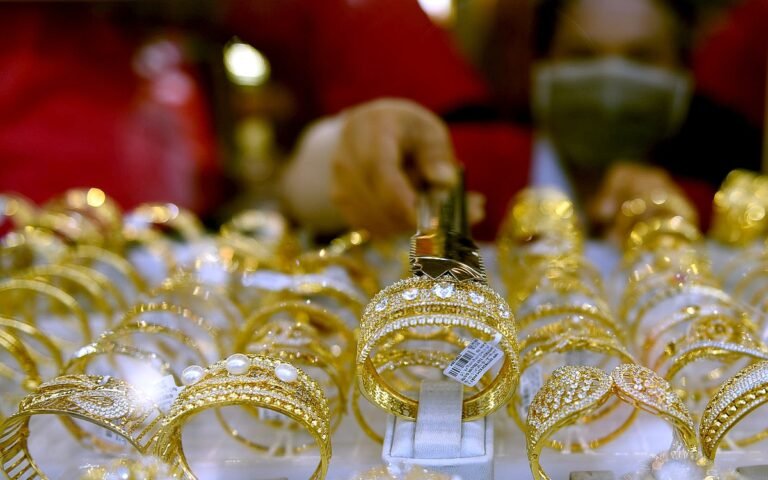 gia-vang-trong-nuoc-neo-cao,-‘lac-nhip’-voi-the-gioi