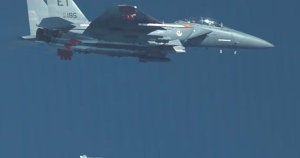 my-d&ugrave;ng-bom-xuy&ecirc;n-ham-hon-2-tan-tap-k&iacute;ch-o-iran