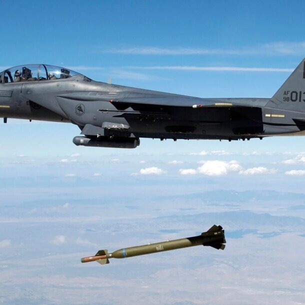 my-tha-bom-xuyen-pha-gbu-72-vao-cac-diem-phong-ten-lua-cua-iran-doc-eo-bien-hormuz