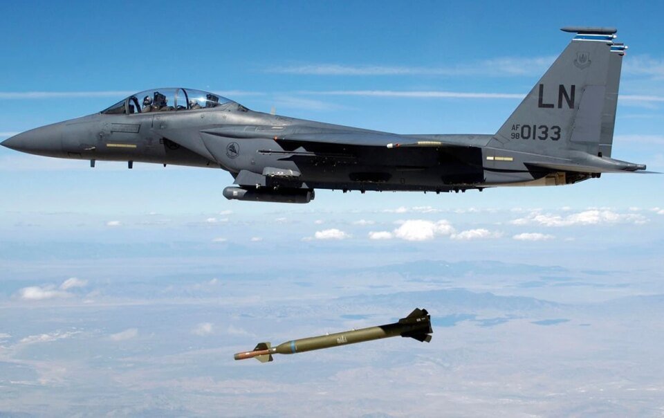 my-tha-bom-xuyen-pha-gbu-72-vao-cac-diem-phong-ten-lua-cua-iran-doc-eo-bien-hormuz