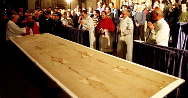 b&iacute;-mat-cua-vai-liem-turin-d&atilde;-duoc-giai-m&atilde;-tu-600-nam-truoc?