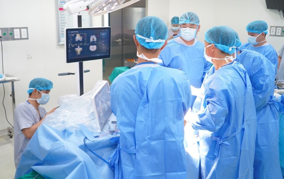 dung-robot-phau-thuat-thay-khop-goi-giup-nguoi-benh-co-the-tap-di-lai-sau-24-gio