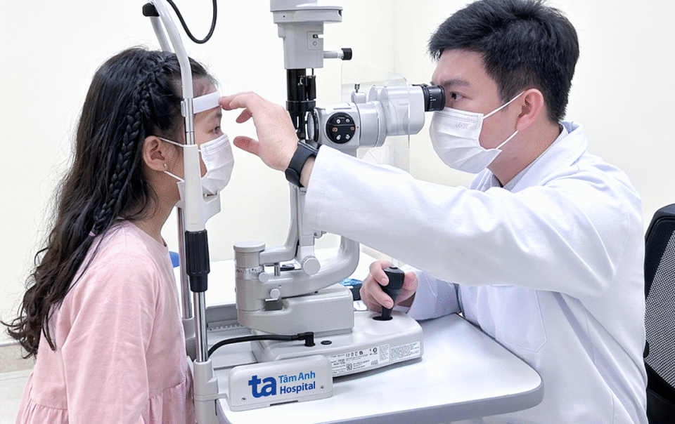 tre-bi-long-mi-moc-nguoc-co-nguy-hiem?