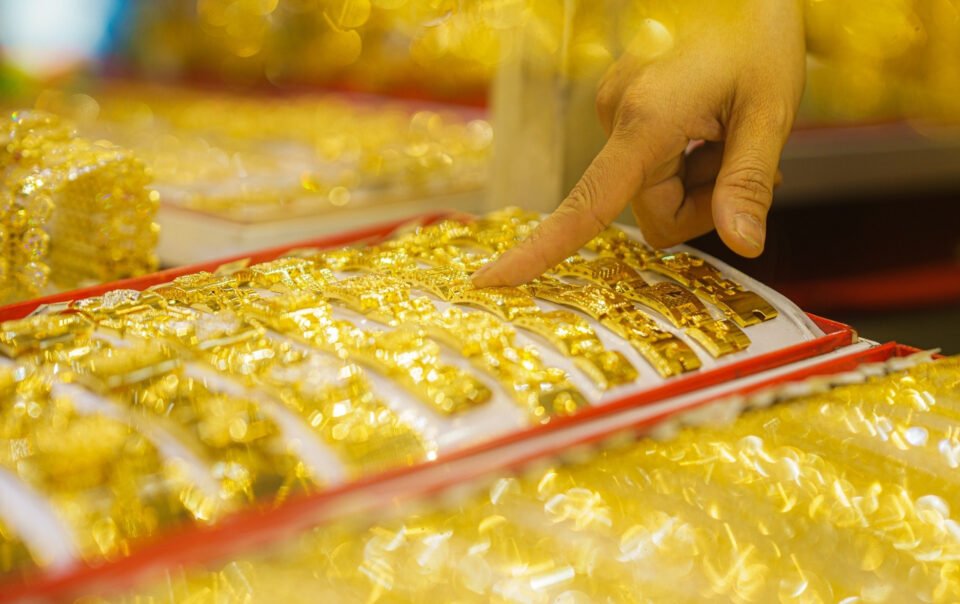 fed-ra-quyet-dinh-moi:-gia-vang-roi-sau,-dau-tang-vot,-chung-khoan-my-do-lua