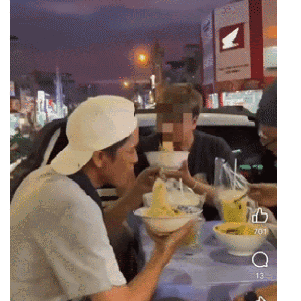 nhom-nguoi-bay-ban-ghe,-ngoi-an-tren-thung-xe-ban-tai-dang-chay-o-tp.hcm