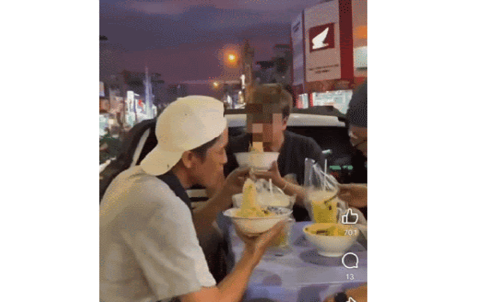 nhom-nguoi-bay-ban-ghe,-ngoi-an-tren-thung-xe-ban-tai-dang-chay-o-tp.hcm