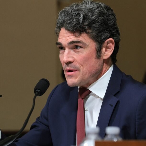 vua-tu-chuc-de-phan-doi-cuoc-chien-voi-iran,-cuu-giam-doc-chong-khung-bo-cua-my-bi-fbi-dieu-tra