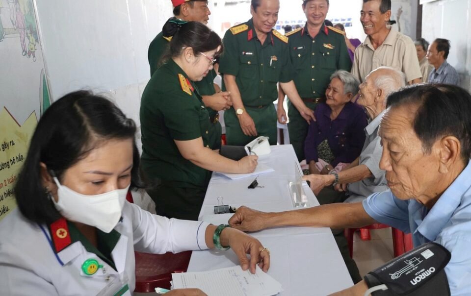 benh-vien-quan-y-121-kham-benh,-giup-do-nguoi-ngheo