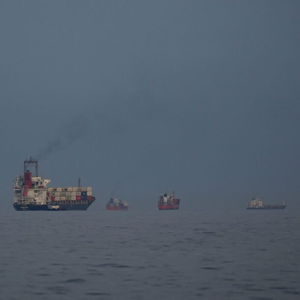 tau-bien-boc-chay-vi-trung-‘vat-the-la’-gan-eo-bien-hormuz